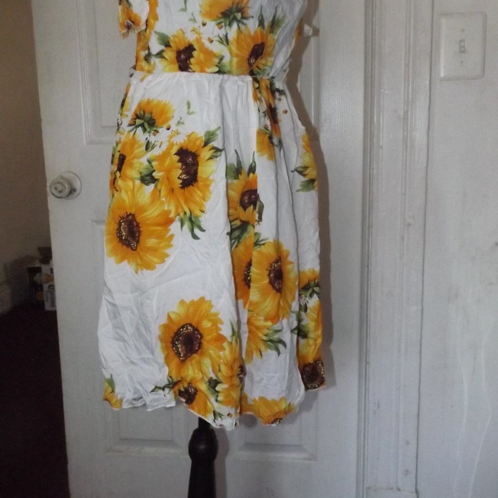 NWT SUNFLOWER DRESS SIZE SMALL